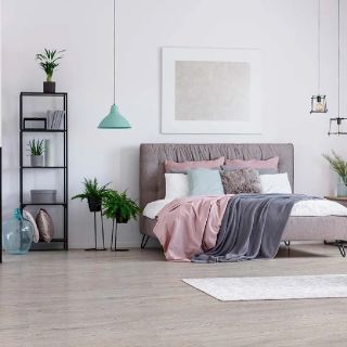 Niektoré veci v živote škrípu… …ale táto podlaha medzi ne určite nepatrí 😎✨ ✅Ecoline Click 9506 Dub Biely Polárny –...