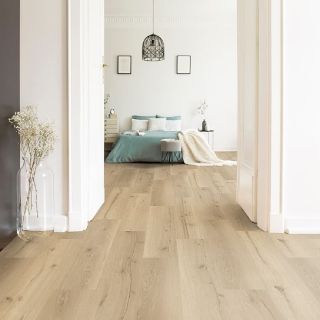 👀 Pozri sa dolu. Áno… presne TAM začína dobrý interiér 🙂 🌳 Ecoline Click 9595 – Dub Elegantný Natur 👣 mäkký krok (korková...