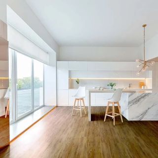 🎄 Podlaha, ktorá zvládne Vianoce aj celý rok? 👉 Ecoline Click 🛡️ Pevná & odolná 🔇 Ticho pod nohami 🌳 Vzhľad dreva 🔐 Click...